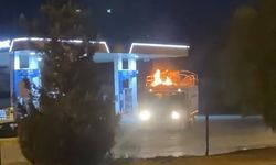 Kamyonet alevler arasında akaryakıt istasyonuna girdi