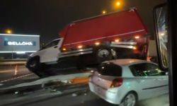 Kamyonet bariyerlere uçtu