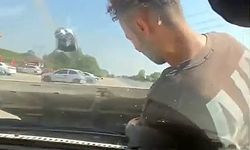 Kaput üzerinde giderek motoru kontrol ettiler