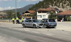 Karabük’te otomobiller çarpıştı: 2’si çocuk 6 yaralı