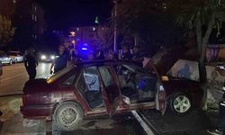 Karaman’da park halindeyken hareket eden otomobil, ağaca çarparak yandı