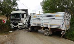 Kastamonu’da iki kamyon kafa kafaya çarpıştı: 2 yaralı
