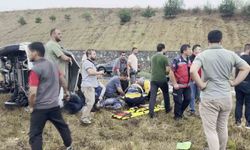 Kayganlaşan yolda minibüs devrildi: 3 yaralı