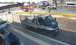 Kaza yapan motosikletlinin araç altında kalmaktan son anda kurtuluşu kamerada