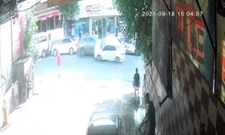 Kaza yapan otomobil yan yattı, yaya son anda kurtuldu