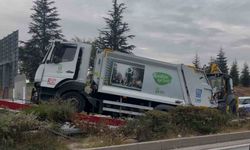 Kontrolden çıkan çöp kamyonu ağaçları yatırarak refüje çıktı
