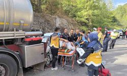Bursa'da otomobil asit yüklü tankere çarptı: 5 yaralı