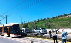 Kontrolden çıkan otomobil tramvay yoluna girdi, seferler aksadı