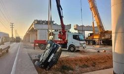 Bursa'da otomobil üst geçit inşaatına düştü: 4 kişi yaralandı