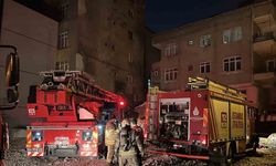 Küçükçekmece’de 6 katlı binanın çatısındaki yangın korkuttu