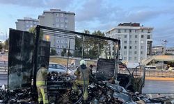 Küçükçekmece’de kargo yüklü kamyonet alev alev yandı