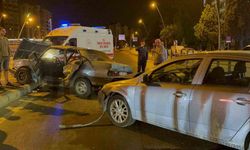 Kuş türü araba ortadan büküldü: 3 yaralı