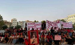 Lüleburgaz Belediyesi önünde oturma eylemi: Eylemciler siyah çelenk bıraktı