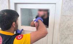 Madde krizine giren kişi caminin tuvalet camlarını parçaladı