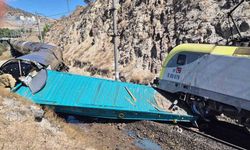 Malatya’da iki yük treni kafa kafaya çarpıştı: 1 yaralı