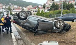 Maltepe’de yağış kazayı beraberinde getirdi: Otomobil direğe çarpıp ters döndü