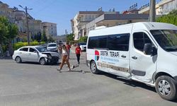Manavgat’ta okul servisi ile otomobil çarpıştı: 2 yaralı
