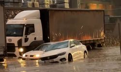 Manisa’da sağanak yağış sokakları göle çevirdi