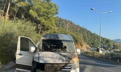Marmaris’te turistleri taşıyan minibüs alev aldı
