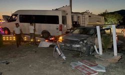 Minibüs ile otomobil çarpıştı: 12 yaralı