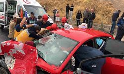 Minibüs ile otomobil kafa kafaya çarpıştı: 1’i ağır 6 yaralı