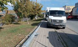 Minibüs, yıkılan direkten santimlerle kurtuldu