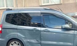Motorla ön kaldıran gençler, park halindeki arabaya girdi
