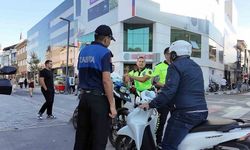 Motosiklet sürerken bir eliyle baklava taşımaya çalışan sürücüsü cezaya itiraz edemedi