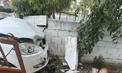 Muratlı’da otomobil bahçe duvarına çarptı