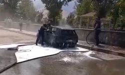 Muş’ta park halindeki otomobil alev aldı