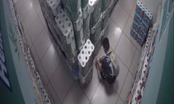 Müşteri gibi girdiği marketi kundaklayan çocuk kamerada