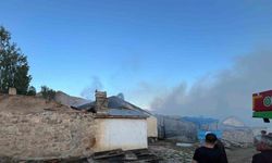 Narman’da korkutan yangın: 3 evin çatısı kül oldu