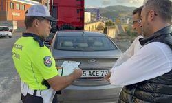 Önüne çıkan kediye çarpmamak için yavaşlayan otomobile motosiklet çarptı: 1 yaralı