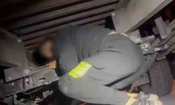 Oto kurtarıcıya yapılan gizli bölmede 2 düzensiz göçmen yakalandı