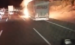 Otobanda tır yandı, patlama anı kamerada