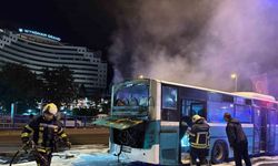 Otobüs yangınına polis müdahalesi