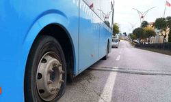 Otobüsün lastiği bomba gibi patladı, sürücünün dikkati faciayı önledi