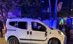 Otomobil 100 metre sürüklenip kaldırıma çarptı: 4 kişi yaralandı, 2 kişi olay yerinden kaçtı