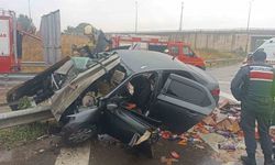 Bursa'da otomobil bariyerlere saplandı; 1’i ağır 2 kişi yaralandı