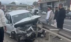 Otomobil bariyerlere saplandı, facianın eşiğinden dönüldü