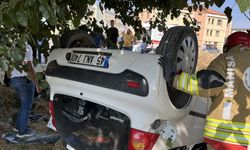 Otomobil tarlaya uçtu, sürücü ve torunu hafif yaralandı