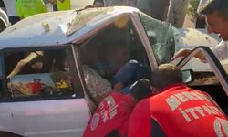 Otomobilde sıkışan yaralıyı itfaiye erleri kapıyı keserek kurtardı