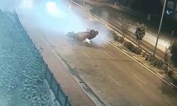 Otomobilin, kaldırımda yürüyen yayaların arasına daldığı anlar kamerada