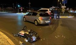 Otomobille motosiklet çarpıştı: 1 ağır yaralı