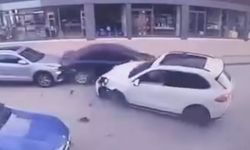 Panelvan ile çarpışan Porsche’nin tekeri koptu
