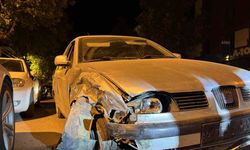 Park halindeki 2 araca çarpan otomobil sürücüsü olay yerinden kaçtı