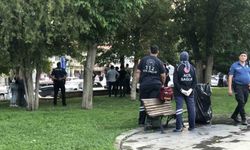 Parkta kızlarının gözü önünde bıçağı boğazına dayayan adamı polisler ikna etti
