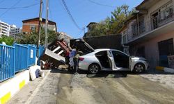 Pendik’te freni tutmayan çekici ortalığı savaş alanına çevirdi: 2 araca ve apartmana çarptı