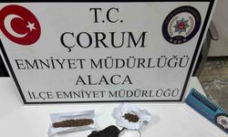 Polis ekiplerini görüncü uyuşturucuyu aracın camından dışarı attılar