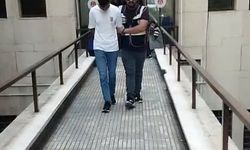 Polisi gören firari, çimlere yatıp ölü taklidi yaptı